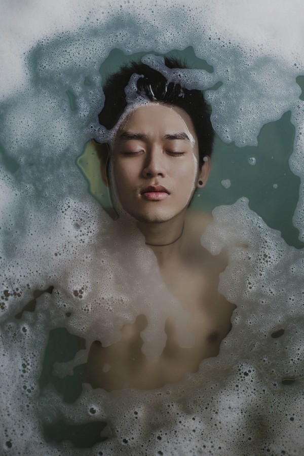 una persona, gente, hombre, bao, relax, ducha, baarse, aseo, limpio, burbujas, flotar, flotando, tranqulidad, joven, adulto, 20 aos, ojos cerrados, rostro, meditacion, meditar, tranquilidad, serenidad, 