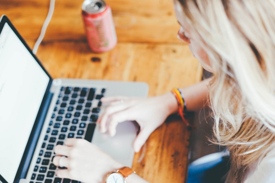 mujer, rubia, joven, trabajo, escritorio, gaseosa, lata, computadora, laptop, trabajando, tecnologia, 