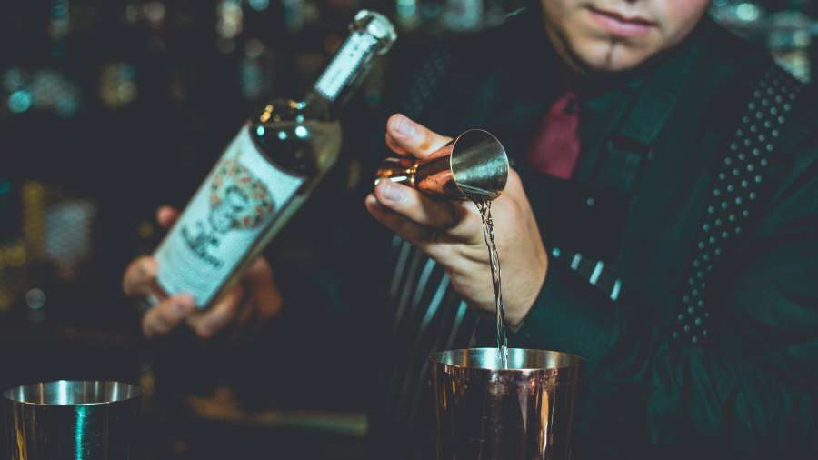 bebida, alcohol, bar, vidrio, barman, pub, noche, masculino, fiesta, vida nocturna, ocupación, cóctel, feliz, trabajando, retrato