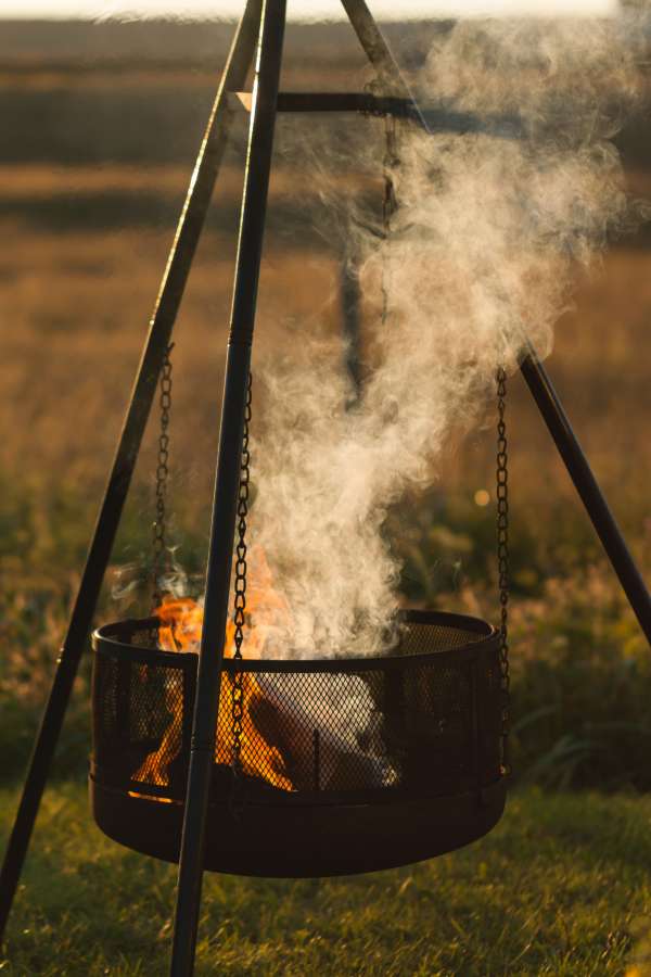 calor, calentar, controlar, picnic, acampar, controlado, naranja, al aire libre, celebración, campo, naturaleza, al aire libre, primer plano, ceniza, inflamable, carbón, hoguera, llama, fumar, natural, llamarada, leña, combustible, ardiente, caliente, escénico, llamas, madera flotante, verano, césped, verde, fuego, madera, hoguera, nadie, soleado, día, quemado, quemar, hoguera