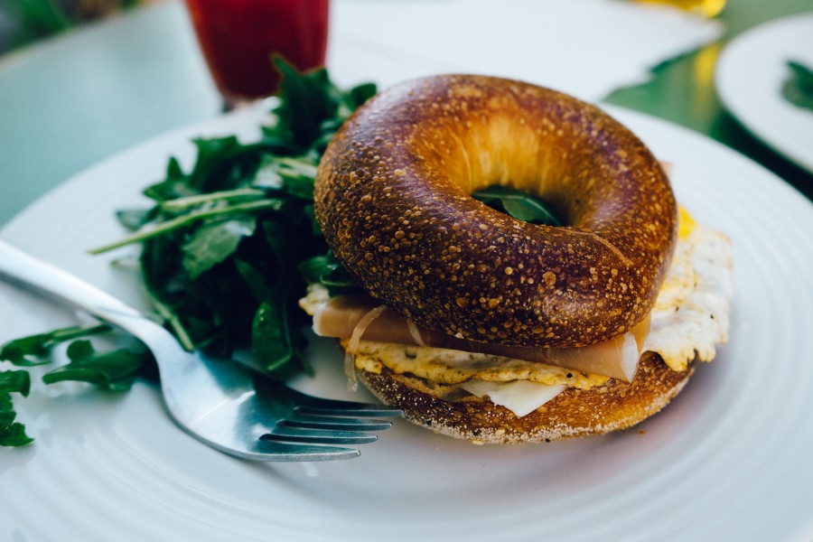 desayuno, bagel, jamón, huevo, sándwich, merienda, tostada, almuerzo, gourmet, comidas, ensalada, arreglado, horquilla, decorativas, placa, sabroso, fresco, por la mañana, plato, casero, comidas y bebidas