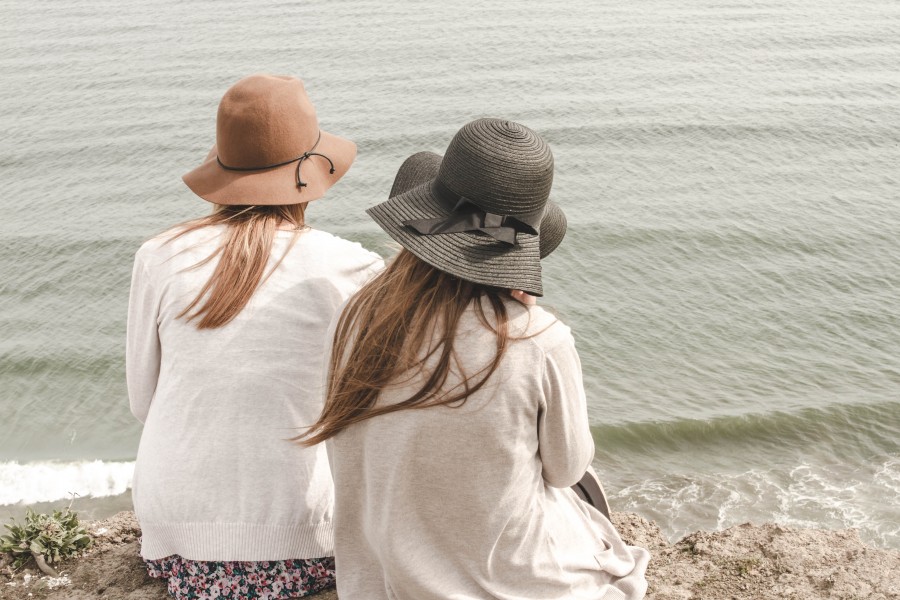 dos personas, gente, mujer, mujeres, joven, adolescente, dia, playa, costa, sombrero, hermana, hermanas, tiempo libre, exterior, 