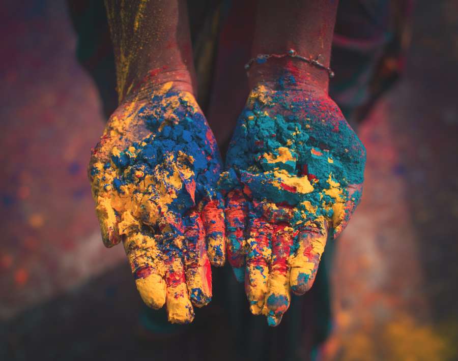manos, pintura, india, pigmento, colorido, color, amarillo, rojo, una persona, mostrando, primer plano, celebracion, festejo, multicolor, 