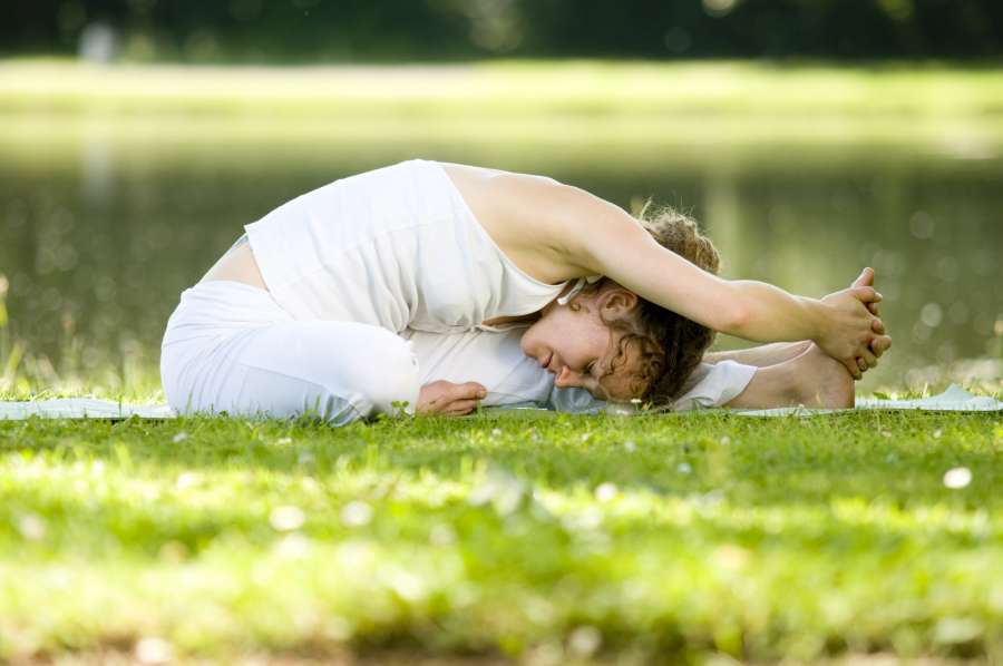 parque, joven, salud, deporte, estilo de vida, ejercicio, saludable, adulto, mujer, aptitud, ropa deportiva, césped, bienestar, yoga, loto, al aire libre, meditando, naturaleza, verano, hembra, relajarse, caucásico, cuerpo, entrenamiento, entrenamiento, ajuste, río, meditación, niña, gente, extensión, hermosa, positivo, Asana, belleza, meditar, armonía, practicando, concentración, flexible, equilibrar, energía, gimnasia, pose, relajación, Pilates, zen, actividad, tramo, ocio
