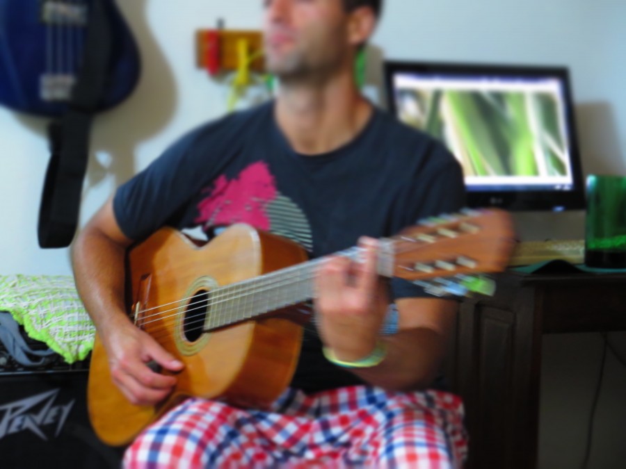 hombre, guitarra, musica, tocando, joven, 20 años, interior, actividad, acustico, 