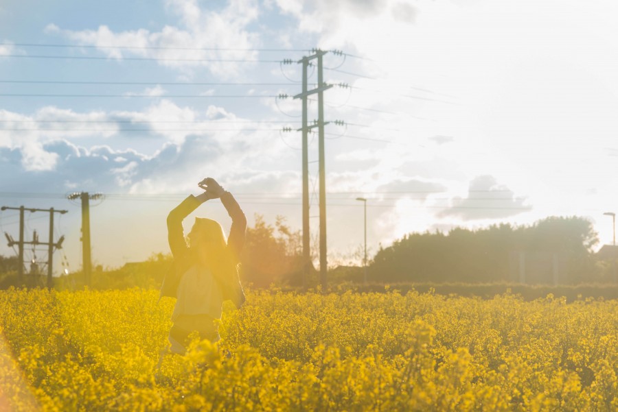 Campo, danza, baile, Ed Gregory, flores, libre, libres, Chica, Cielo, Primavera, Verano, Puesta de sol, amarillo, despierto, rubio, nubes, ni idea, recortar, sentimiento, llamarada, imágenes gratis, libertad, felicidad , feliz, relajarse, sol, salida del sol, relax
