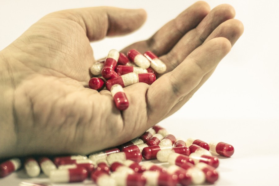 pastilla, pastillas, pildoras, pildora, medicamento, medicina, fondo  blanco, adiccion,  salud, industria, quimico, manos, hombre, 