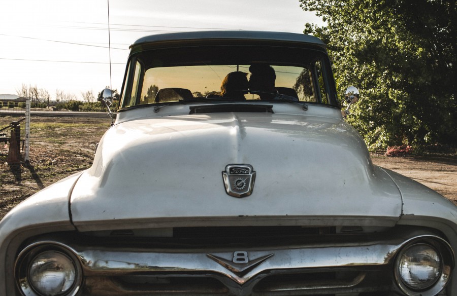 auto, coche, camioneta, carro, antiguo, pareja, beso, amor, dia, exterior, vintage, dos personas, rural, escena, 