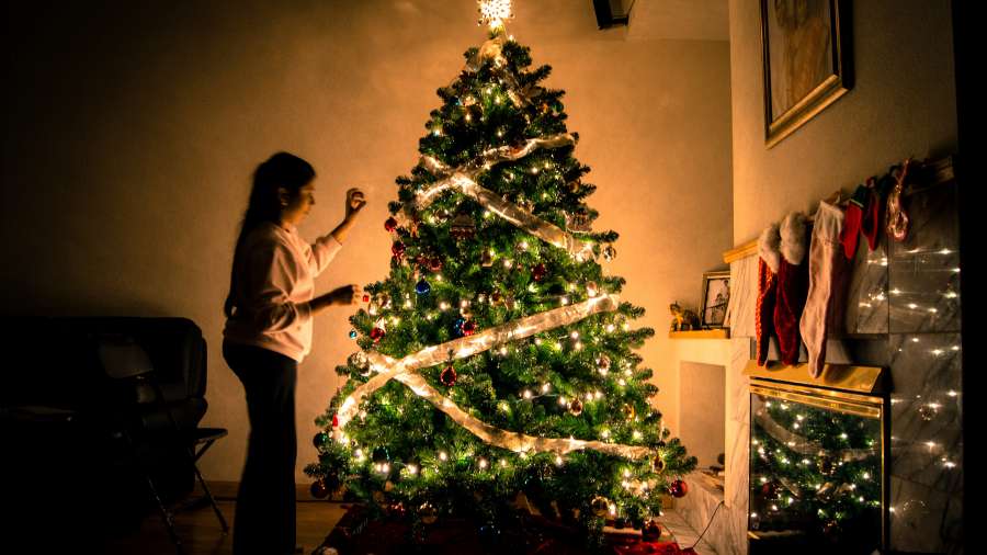 Celebración, Navidad, diciembre, decoración, tradición, Navidad, feliz, adornos, adornos navideños, copia espacio, decoración navideña, Navidad, felicidad, estacional, hermoso, brillo, niña, árbol, noche, hogar, interior,
