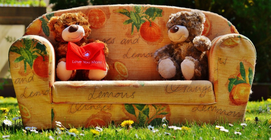 peluches, osos, ositos, cariño, cariñoso, tierno, ternura, adorable, dulce, dulzura, amor, dia de los enamorados, san valentin, dia de la madre, te amo mamá, regalo, obsequio, presente, sillón, motivo frutal, verde, césped, imagenes de amor, imagenes para mama, madre, te amo