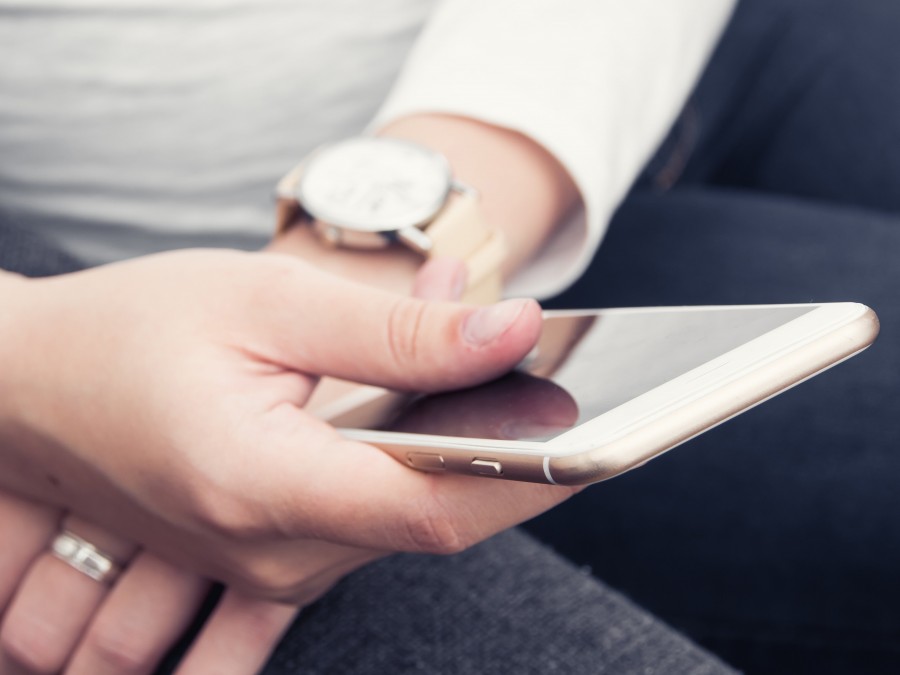 mujer, telefono, smartphone, tecnologia, mirar, mirando, internet, wireless, adulto, reloj, gente, equipo, tactil, femenino, manos, detalle, 