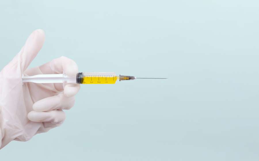 inyección, medicina, doctor, virus, jeringa, médico, salud, vacuna, coronavirus, vacunación, hospital, tratamiento, cuidado, aguja, droga, covid-19, corona, gripe, clínica, protección, enfermedad, inmunización, prevención, medicación, enfermera, enfermedad, pandemia, máscara, paciente, epidemia, infección, mano, cuidado de la salud, disparo, covid, dosis, ciencia, terapia, cura, equipo, vector, mujer, inmune, aislado, fondo, hombre, gente, adulto, persona, COVID-19