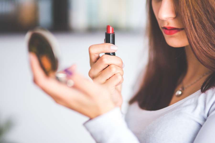 lápiz labial, brillo de labios, labios, rojo, mujer, maquillaje, primer plano, cabello castaño, cabello, espejo, belleza