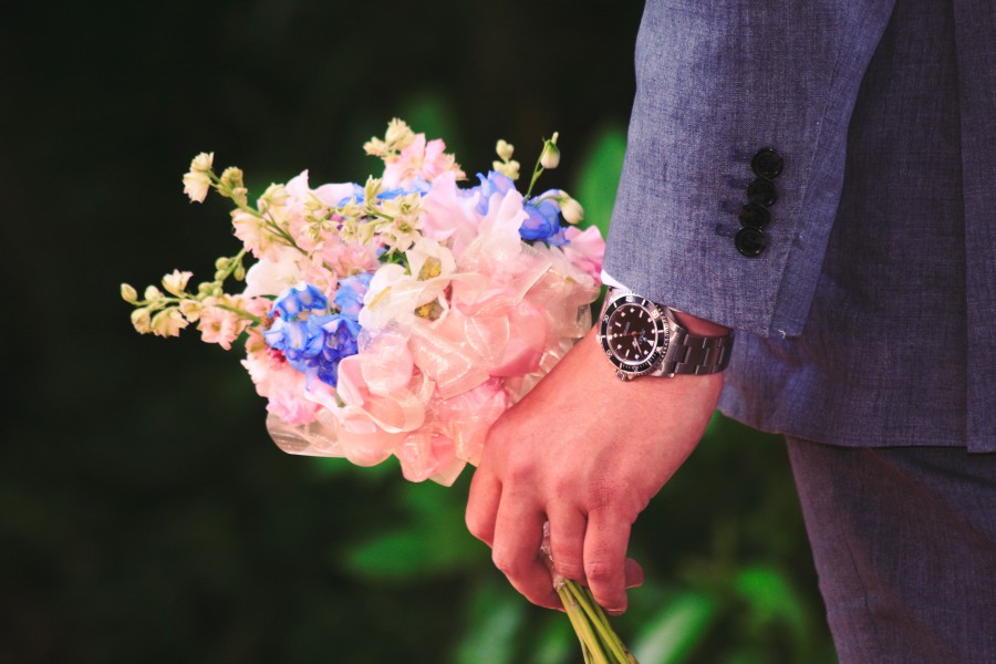 ramo de flores, hombre, adulto, amor, celebracion, festejo, aniversario, regalo, romance, romanticismo, romantico, flor, flores, ramo, reloj de pulsera, reloj, 