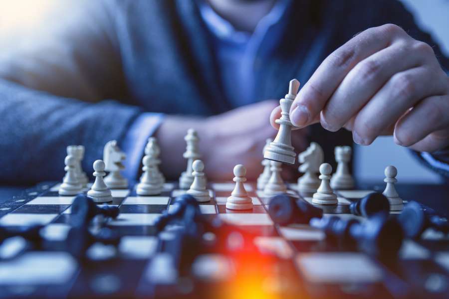 ajedrez, juego, macho, hombre, gente, ocio, estrategia, caucásico, joven, antiguo, estilo de vida, blanco, juego, jugando, inteligencia, pieza, mesa, persona, tablero, adulto, desafío, movimiento, concentración, mayor, mayor, competencia, concepto, rey, negocio, retirado, pensando, hombre de negocios, batalla, feliz, combinar, tablero de ajedrez, pensar, estratégico, jugador, ganar, pasatiempo, mano, disfrutar, reina, jubilación, juntos, hombres, jaque mate, deporte
