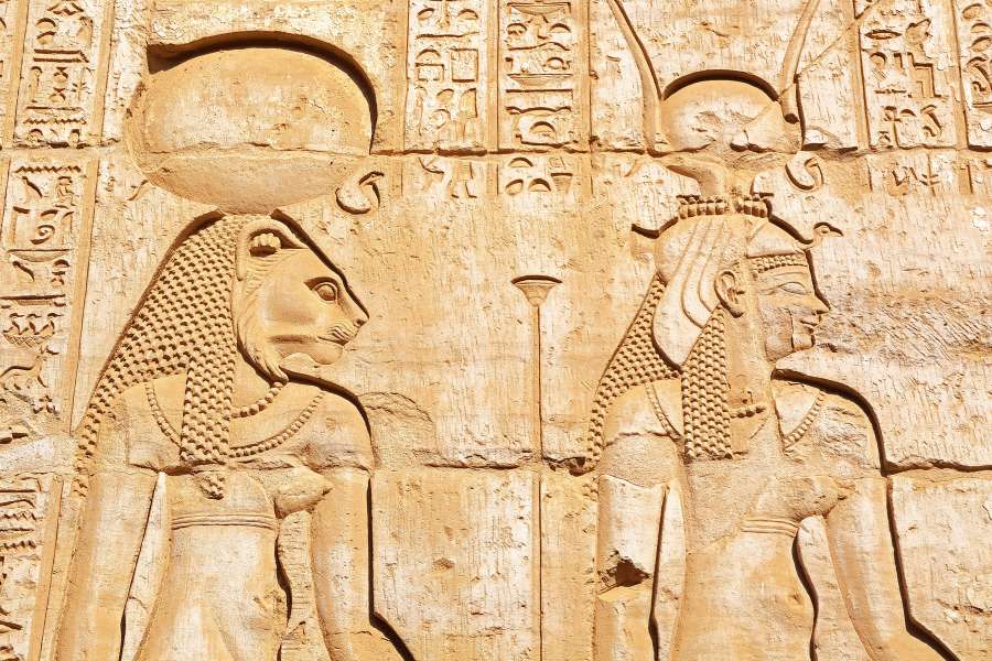 egipcio, líber, diosa, bastet, gato, estatua, escultura, egipto, antiguo, cultura, animal, fondo, figurilla, antiguo, jeroglíficos, decoración, blanco, dios, aislado, histórico, espiritual, figura, arte, dorado, mitología, recuerdo, religión, en pie, sentado, antiguo, objeto, interior, hecho a mano, soltero, negro, piedra, Retro, adentro, belleza, amor, nacional, arqueología, símbolo, pasado, patrimonio, tradicional, mascotas, reliquia, jeroglífico, faraón