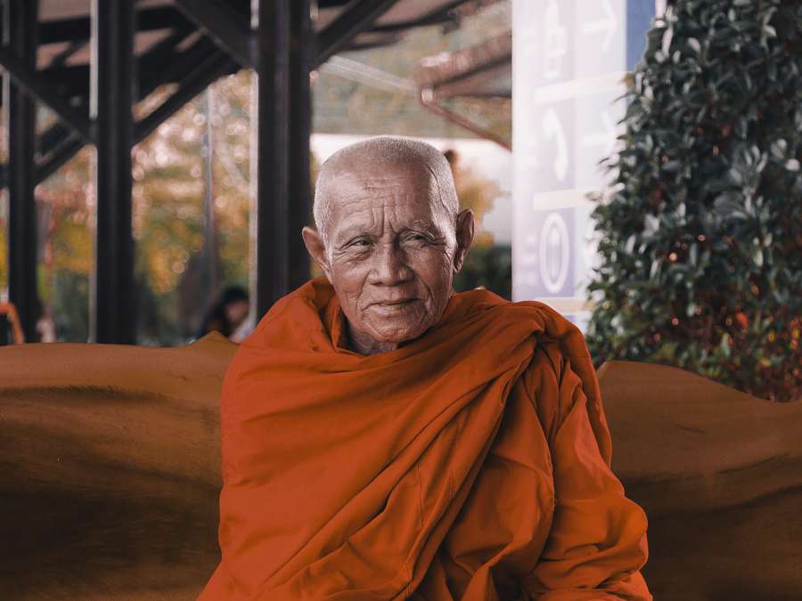 retrato, cultura, asia, budista, budismo, asiático, tradicional, monje, religioso, persona, antiguo, gente, tailandia, orar, anciano, religión, monasterio, cara, feliz, mayor, meditación, templo, hermoso, fe, sonreír, tradicion, creencia, Buda, viajar, rendir culto, oración, blanco, adulto, India, fondo, joven, símbolo, destino, Birmania, vela, niños, pagoda, monje budista, sudeste, niño, birmano, pequeño, Myanmar, sentar, interior
