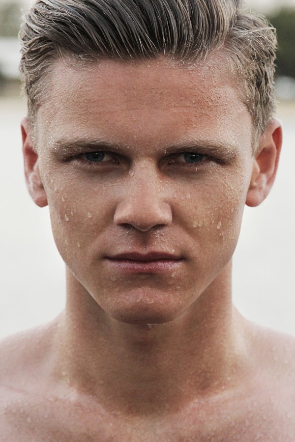 hombre, joven, 20 años, frio, mojado, rostro, cara, belleza, modelo, rubio, gotas, verano, serio, mirando a la camara, 