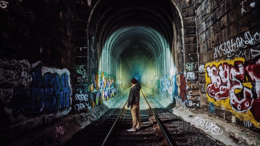 una persona, gente, hombre, joven, via, tren, vias, graffiti, tomando foto, adolescente, graffity, tunel, iluminar, iluminacion, 