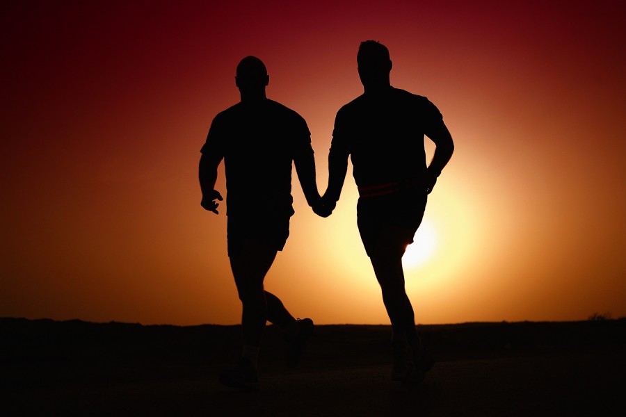 atardecer, fondo, de la manos, dos personas, hombres, hombres, pareja, homosexualidad, gay, sexo, sexualidad, mismo sexo, amor, igualdad de género, paseo, corriendo, juntos, enamorados, novios, Fotos de hombres gay , imagenes gratis, fotos gratis, imagenes de gay gratis, imagenes de hombres gay