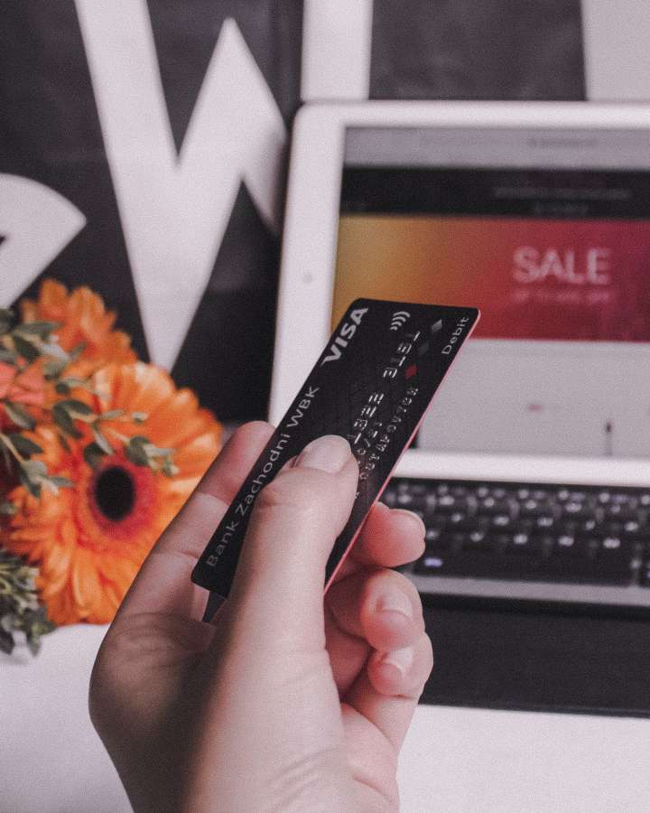 tarjeta de crédito, personas, pagar, recibir, dar, dinero, primer plano, tarjeta, cliente, tarjeta de crédito, venta, cajero automático, mano, crédito, comprar, dar, tienda, minorista, pago, consumismo, electrónica, pago, tenencia, vendedor,