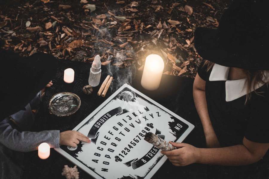  magia, malvado, fantasma, plano, diseño, oscuro, cartulina, demonio, sesión, fortuna, diablo, estrella, ouija, adivino, espíritu, gente, beige, superstición, ilustración, tablero, hablando, muerto, oculto, texto, frecuentar, susto, espiritualismo, fantasma, invisible, alfabeto, número, Víspera de Todos los Santos, muerte, contacto, murciélago, oscuridad, fondo, antiguo, mal, juego, luna, escalofriante, marrón, largo, firmar, jugar, icono, sombra, Víspera de Todos los Santos