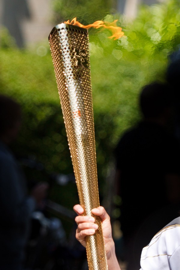 antorcha olimpica, olimpiadas, antorcha, fuego, juegos olimpicos, deportes, simbolo, concepto, dorado, sostener,