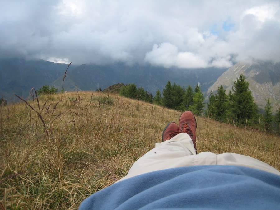 una persona, gente, hombre, paisaje, montaña, relax, pie, pies, zapato, cuero, acostado, recostado, tranquilidad, exterior, aire libre, tiempo libre, adulto, vacaciones, 