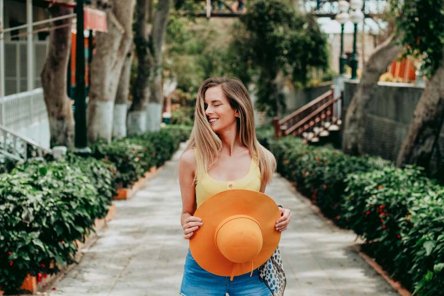 feliz, casual, sombrero, sonreír, hermosa, niña, mujer, estilo de vida, bonita, calle, caucásico, retrato, mujer, rubia, joven, ciudad, estilo, persona, de moda, divertido, adulto, urbano, fondo, al aire libre, moda, atractivo, expresión, cara, viajar, belleza, vacaciones, modelo, verano, turista, disfrutar, alegre, turismo, gente, moderno, de moda, elegante, glamour, accesorio, pueblo, guay, al aire libre, dama, vendimia, fiesta
