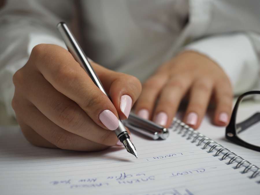 composición, pluma estilográfica, manos, escritura a manos, manuscrita, lista, clavos, cuaderno, pluma de oficina, horario, manos de mujer, trabajo, escritura