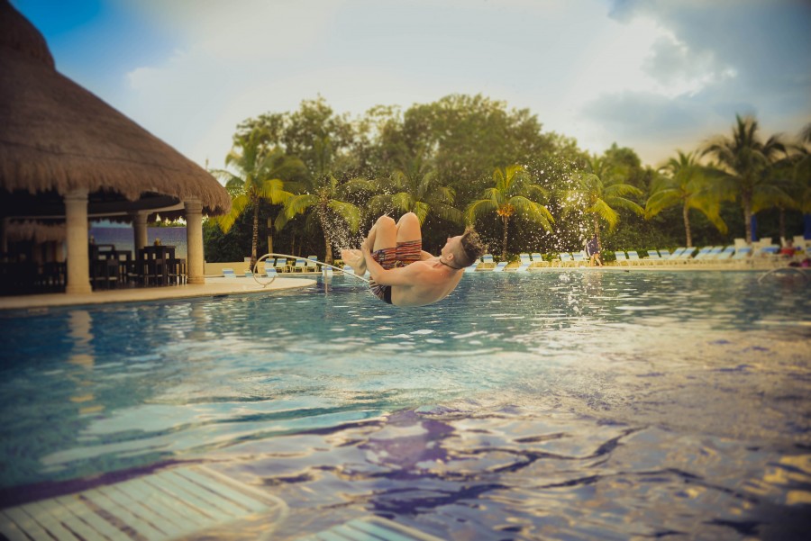 Familia, Moda, vacaciones, verano, viaje, agua, azul, muchacho, fresco, emocionante, voltear, voltear, diversion, alegria, salto, macho, hombre, fiesta, juguetón, piscina, recreación, pantalones cortos, voltereta, sol , natacion, piscina, troncos, vacaciones, joven,