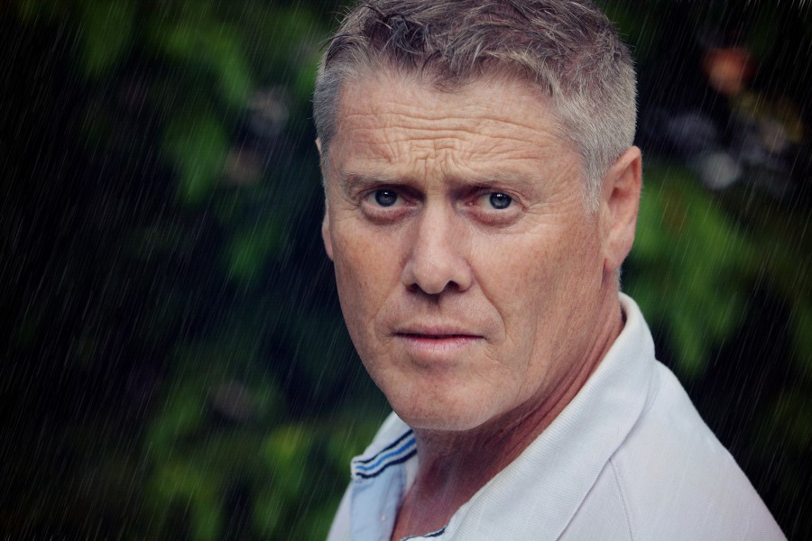 una persona, gente, hombre, adulto, 50 años, primer plano, rostro, serio, exterior, 