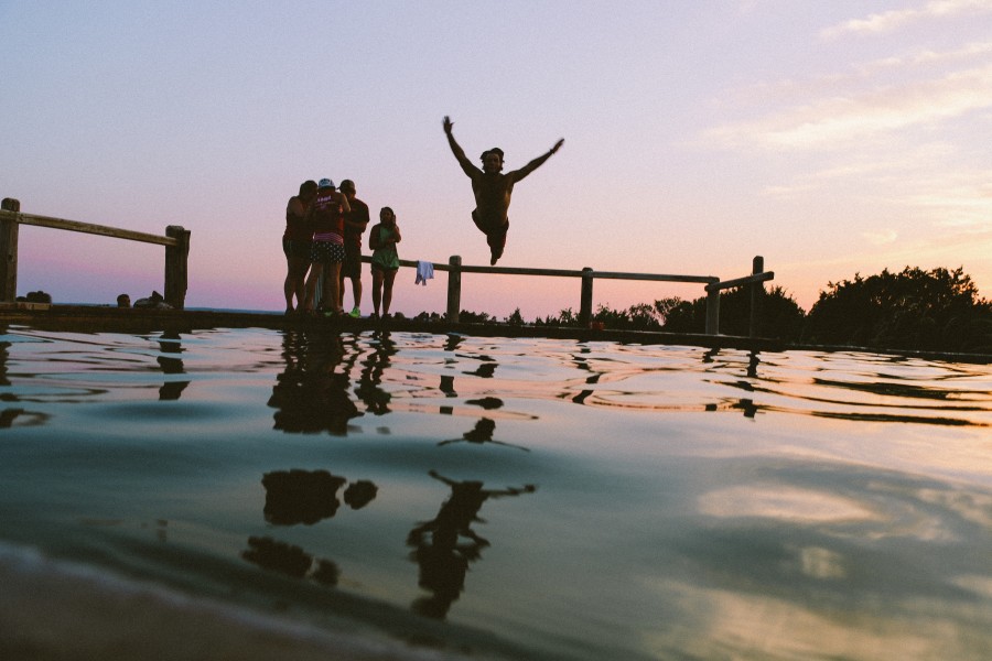pileta, piscina, agua, saltar, salto, joven, diversion, hombre, adulto, amigo, amigos, familia, gente, atardecer, brazos abiertos, cielo, alegria, felicidad, libertad, 