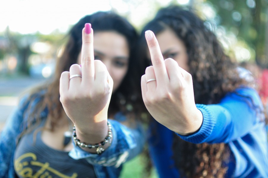 mujer, mujeres, jóvenes, 20-25 años, aire libre, signo, fuck you, gesto, gestos, desenfoque, rebeldía, indecente, vete a la mierda, imprudente, chica, chicas