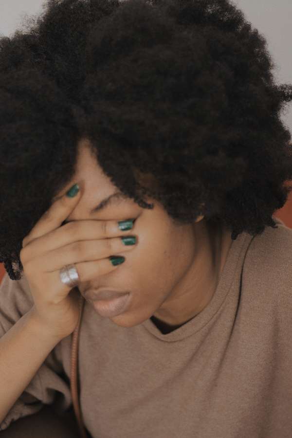 mujer, cara, cansado, hermoso, estrés, persona, caucásico, joven, dolor de cabeza, cabeza, blanco, triste, dolor, niña, problema, cuidado, adulto, retrato, salud, fondo, aislado, uno, dama, mano, expresión, migraña, gente, dolor, bonita, infeliz, enfermedad, depresión, concepto, enfermo, conmovedor, casual, juventud, médico, trabajo, cabello, enfermo, síntoma, medicina, mujer de negocios, atractivo, toque, enfermedad, ojos, deprimido