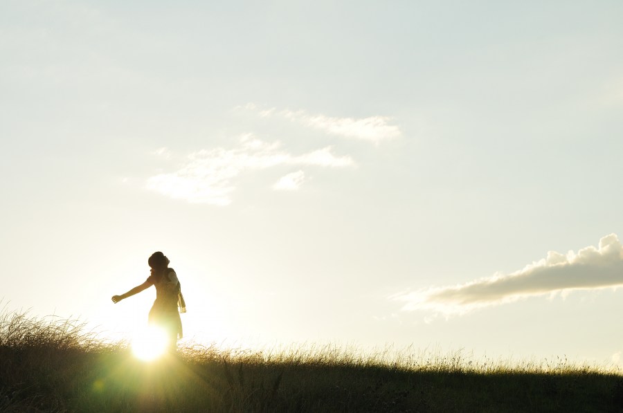 Una persona, mujer, brazos abiertos, libertad, puesta de sol, Ocaso, exterior, naturaleza, Concepto, atardecer, campo, liberacion, felicidad, alegria, naturaleza, ocio, 