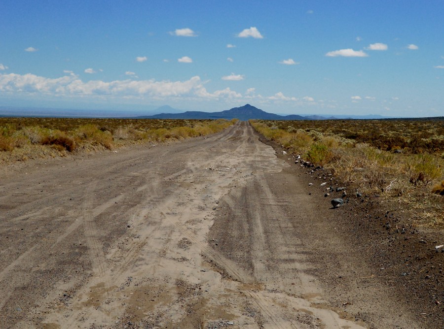 ruta, tierra, paisaje, montaña, montañas, dia, cielo azul, verano, desierto, libertad, cielo, verano, nadie, camino, calle, vista de frente, pasto, seco, quemado, 