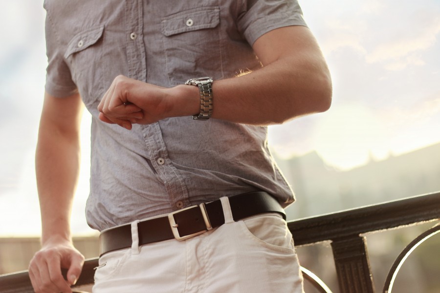 una persona, gente, hombre, moda, fashion, mirando, reloj, hora, tiempo, exterior, joven, dia, camisa, modelo, esperando, espera, esperar, 