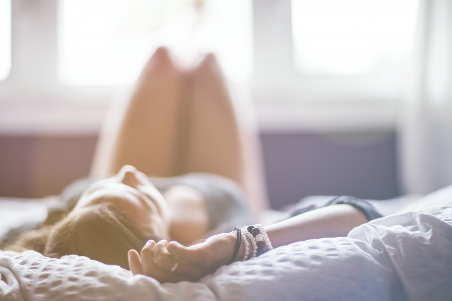 mujer, cama, mujeres, atractivo, dormitorio, personas, estilo de vida, acostado, descanso, relajarse, sensualidad, sexy, gente, Luz Clara, sueño, soñar, 