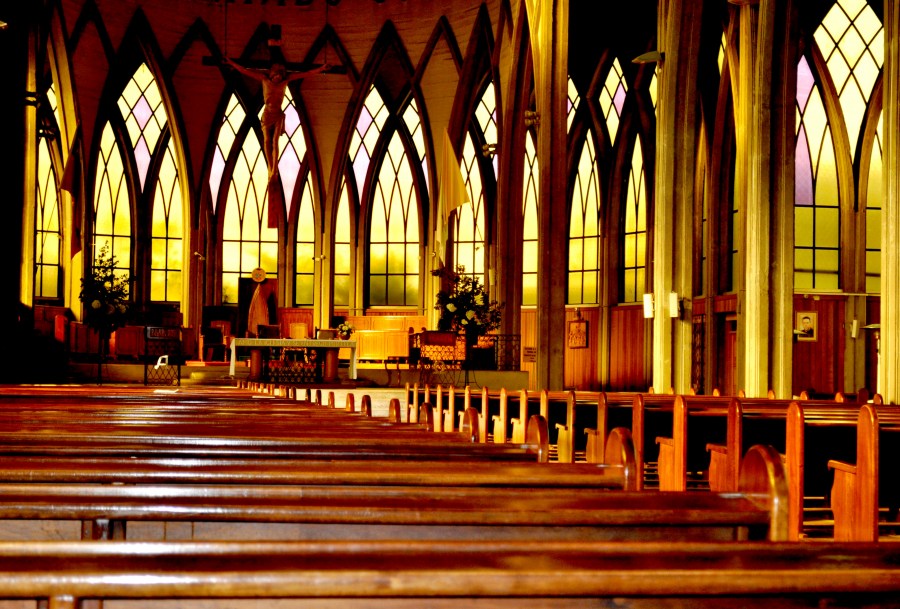 Interior, iglesia, atardecer, religion, catolico, catolica, osorno, chile, madera, banco, bancos, asiento, asientos, interior,