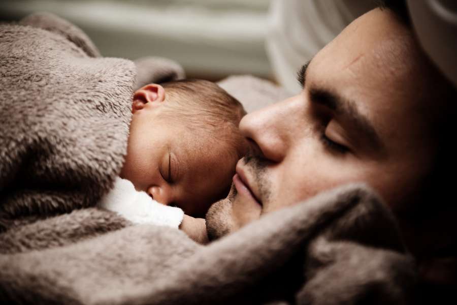 amor, bebé, hijo, joven, padre, niño, familia, padre, recién nacido, hombre, hogar, cuidado, lindo, mano, papá, niño, feliz, pequeño, infancia, niño, juntos, tenencia, infantil, brazos, adorable, paternidad, nuevo, masculino, cara, dormido, retrato, gente, estilo de vida, vida, nacido, hermoso, blanco, pequeño, adentro, adulto, saludable, dos, felicidad, emoción, nacimiento, sonreír, que lleva, papi, cama, habitación
