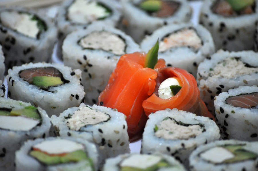 Sushi, comidas, Comida Japonesa, Salmon Rosado, Salmon, Palta, Aguacate, Arroz, Comidas y bebidas, Plato, Grupo grande de objetos, 