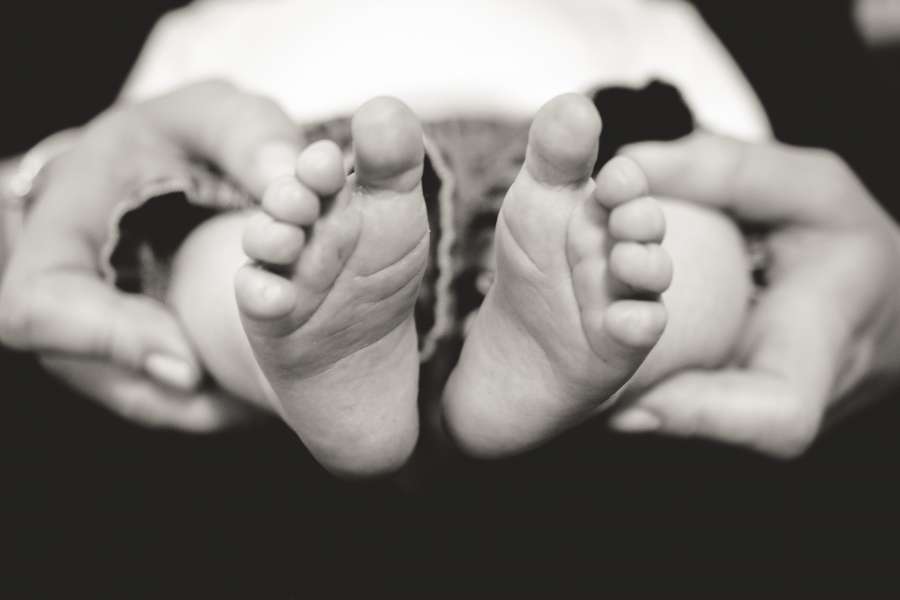 bebe, pie, pies, blanco y negro, familia, amor, manos, sostener, concepto, recien nacido, nio, 