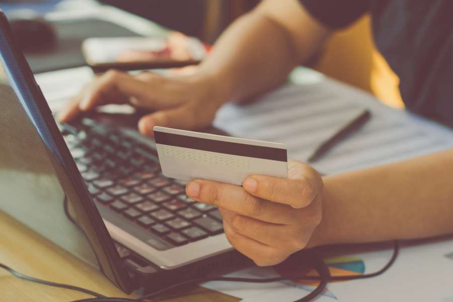 tarjeta de credito, personas, pagar, recibir, dar, dinero, primer plano, tarjeta, cliente, tarjeta, venta, cajero automatico, mano, credito, comprar, dar, tienda, minorista, pago, consumismo, electrónico, pago, tenencia, vendedor, computadora hombre, hogar, laptop, interior, 