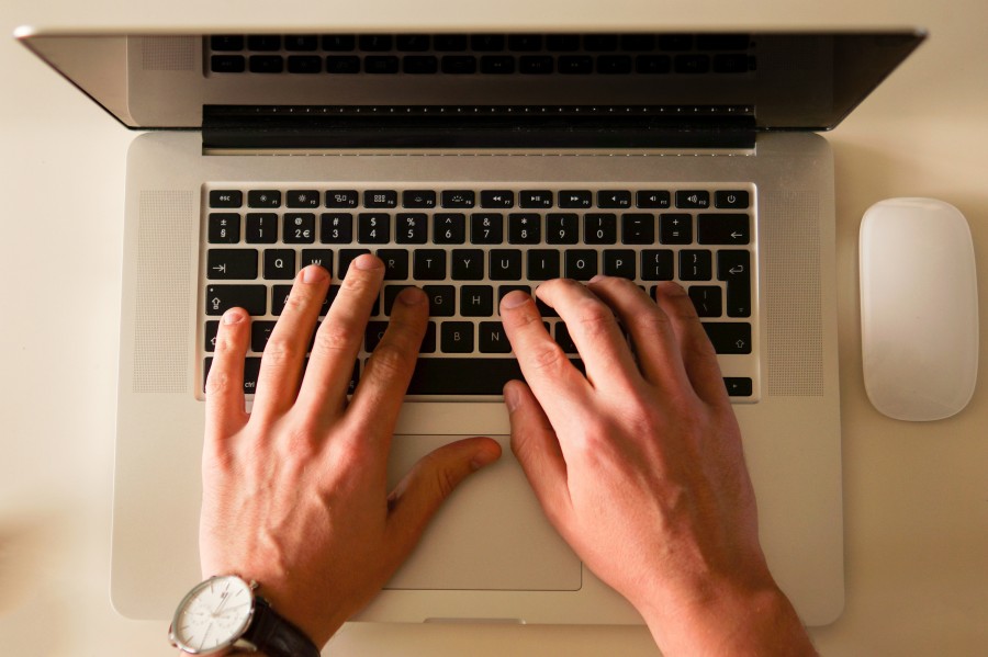 hombre, manos, escritorio, una persona, gente, teclado, computadora, laptop, trabajo, trabajar, teclado, vista de arriba, tecnologia, negocios, 