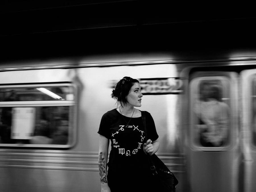 subte, urbano, blanco y negro, una persona, gente, mujer, joven, 20 aos, retrato, 