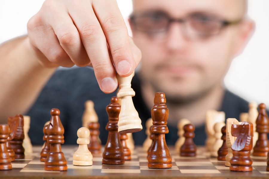 acción, peon, estratégica, tablero de ajedrez, psicologia, expresion, inteligencia, masculino, competitivo, jaque mate, casual, intenso, estilo de vida, ajedrez, mirar, cara, persona, competencia, concentracion, jugador, juego, analizar, hombre, juego, pensativa, analitico, jugada, movimiento, 