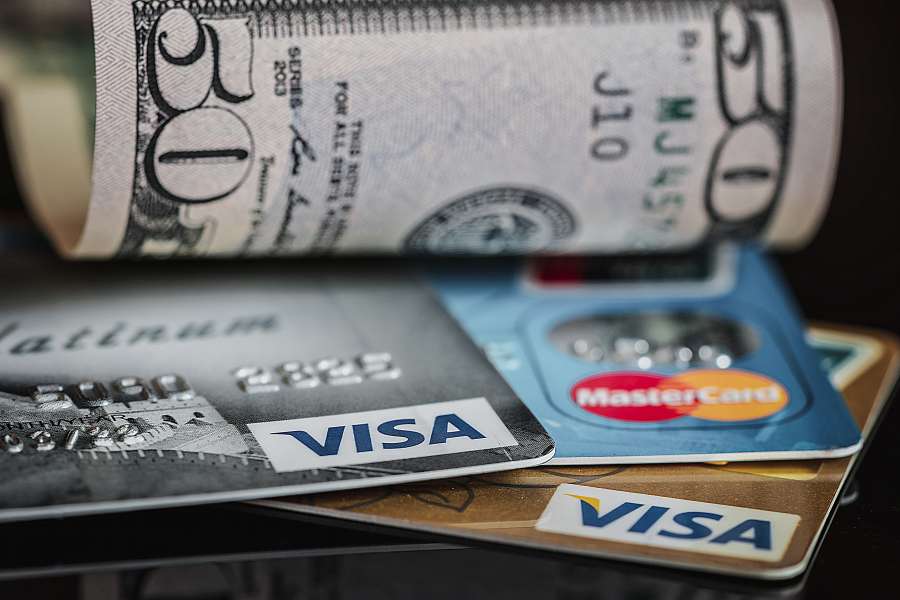 tarjeta de credito, credito, tarjeta, personas, pagar, recibir, dar, dinero, primer plano, tarjeta, cliente, tarjeta de crédito, venta, cajero automatico, mano, comprar, tienda, minorista, pago, consumismo, electrónico, pago, tenencia,  billetera, pago, billete, dolar, dolares, moneda, 50 dolares