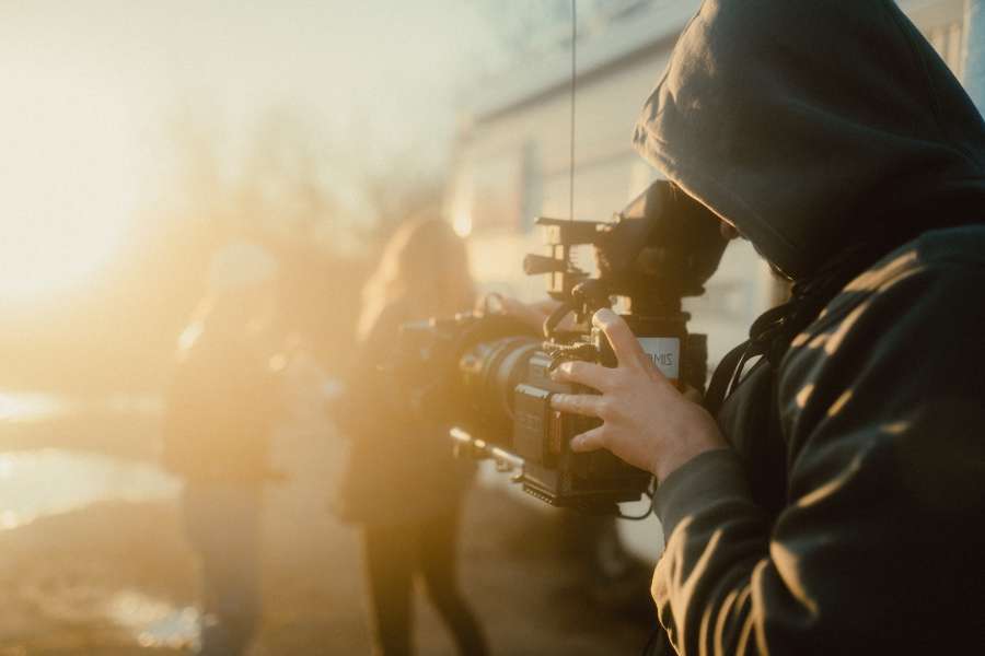 filmación, cámara, camarógrafo, caucásico, televisión, copia espacio, enfoque selectivo, profesional, millennials, tres personas, hombre, 20 años, estudio, grabación, tecnología, ropa inteligente, material de archivo, comunicación, día, interior, parte de la persona, medios de comunicación, cámara digital, computadora portátil, iluminación de película, tomar fotos, cintura para arriba, de pie, traje, ocupación, mujer, celebridad, lugar de trabajo, gesticular, medios digitales, de cerca, mirando a cámara, hombres, hablando, adulto joven, feliz, tv, solo hombres, operador de cámara, mesa, pelo corto, fotografía, conexión, trabajo, auge, maquillaje, cámara de video, película, europeo, estrella, estrella, set, maquillador, equipo, sesión de fotos, cámara de cine, sesión de fotos, producción cinematográfica, actor, actriz, digital, ingeniero de sonido, video, sonido, micrófono, producción, equipo, equipo de filmación, micrófono, grupo, rodaje, modelo, producción de video, mirando hacia adelante, vista frontal, noticias, cámara de televisión, etnia afroamericana , compañeros de trabajo, concurso, adultos, en vivo, prensa, horizontal, diversidad, trabajando juntos, evento, presentación, carrera, mirar hacia otro lado, radiodifusión, periodista, cineasta, reportero, equipo, ceremonia, informe, entrevista, entrevista, reportaje, información, corresponsal, persona de raza mixta, público, seminario de negocios, colegas, adultos jóvenes, transmisión, tema, orador motivacional, presentación, mujeres, conferencia, sesión, negocios corporativos, trabajo, largometraje, videocámara, etnia filipina, empresaria, conferencia, operador, etnia asiática asiática, filmación, videocámara, competencia, trabajo, sonriente, entrevistador, estudio de televisión, videograbadora
