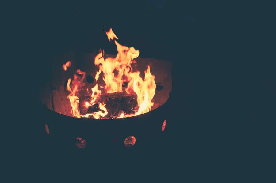 fondo, noche, llama, encendido, caliente, chimenea, quemar, calor, fuego, brillo, naranja, ascuas, piedra, al aire libre, pozo, hermosa, patio interior, paisaje, diseño, patio, país, gas, calentar, noche, fogata , cubierta, casa, circulo, brillante, brillante, redondo, reflectante, rojo, oscuro, propano, reunir, antorcha, equipo, recreación, textura, oval, hoguera, vaso, rocas, verano, oscuridad, negro, hoguera, fogatas, patio trasero del pozo de fuego